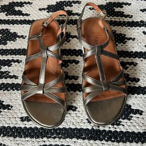 Vanassa L’Amour Des Pieds Gold Sandals